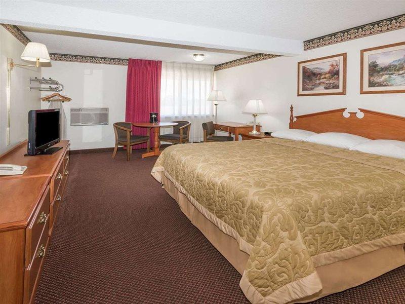 Super 8 By Wyndham Laramie Hotell Exteriör bild