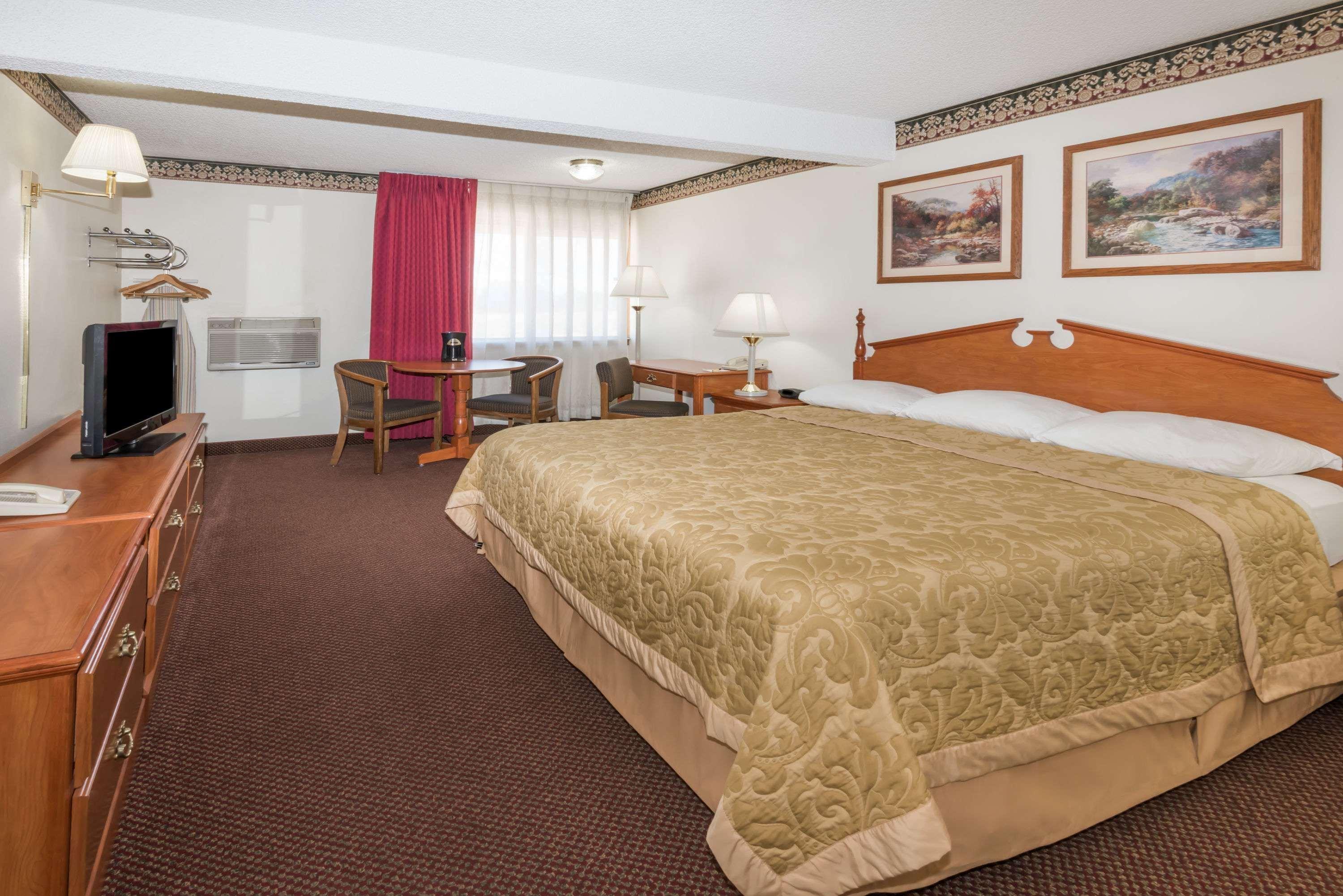 Super 8 By Wyndham Laramie Hotell Exteriör bild